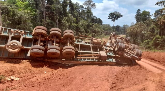 Carreta carregada de sucata destino a Marabá capota na PA 370