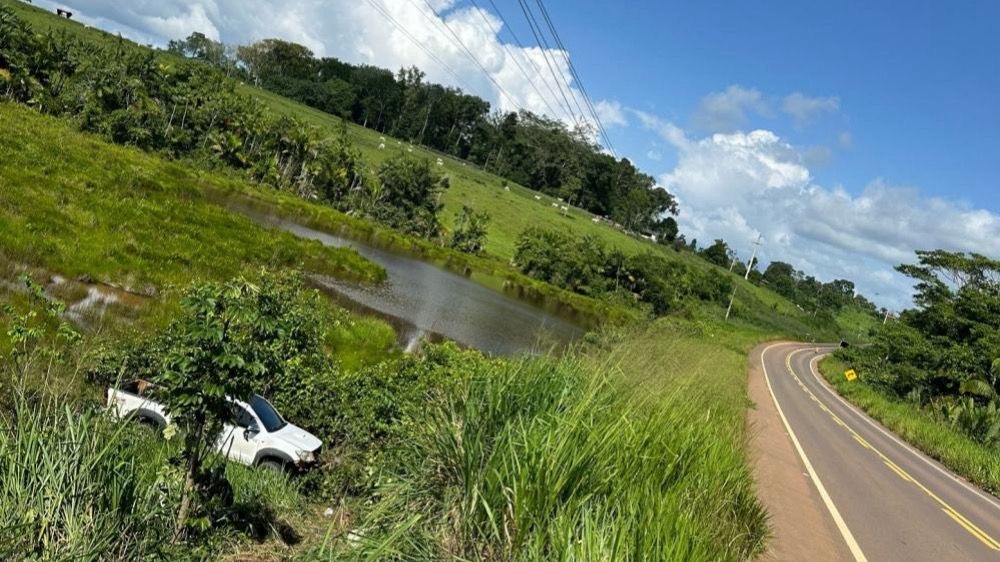 BR 230 caminhonete sai da pista e vai parar em matagal às margens da