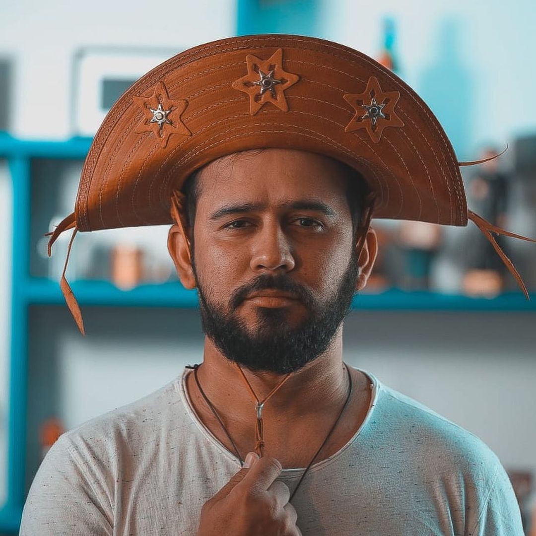 Poeta Bráulio Bessa está internado com covid-19