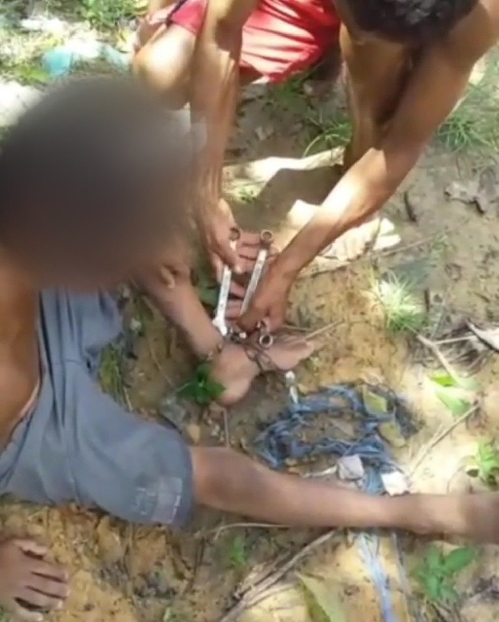 Criança é acorrentada nos pés pela própria mãe no interior do Pará