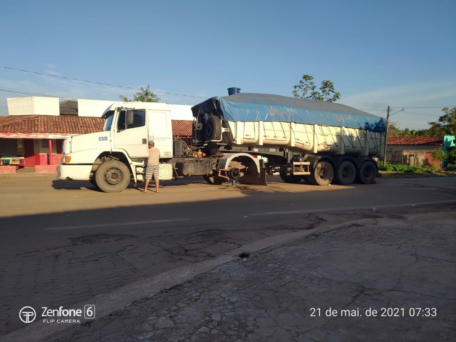 Carreta quebrada há cinco dias na rodovia preocupa moradores
