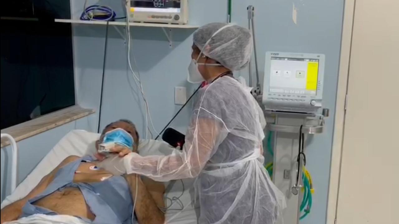 Fisioterapeuta emociona pacientes no HMM com música gospel