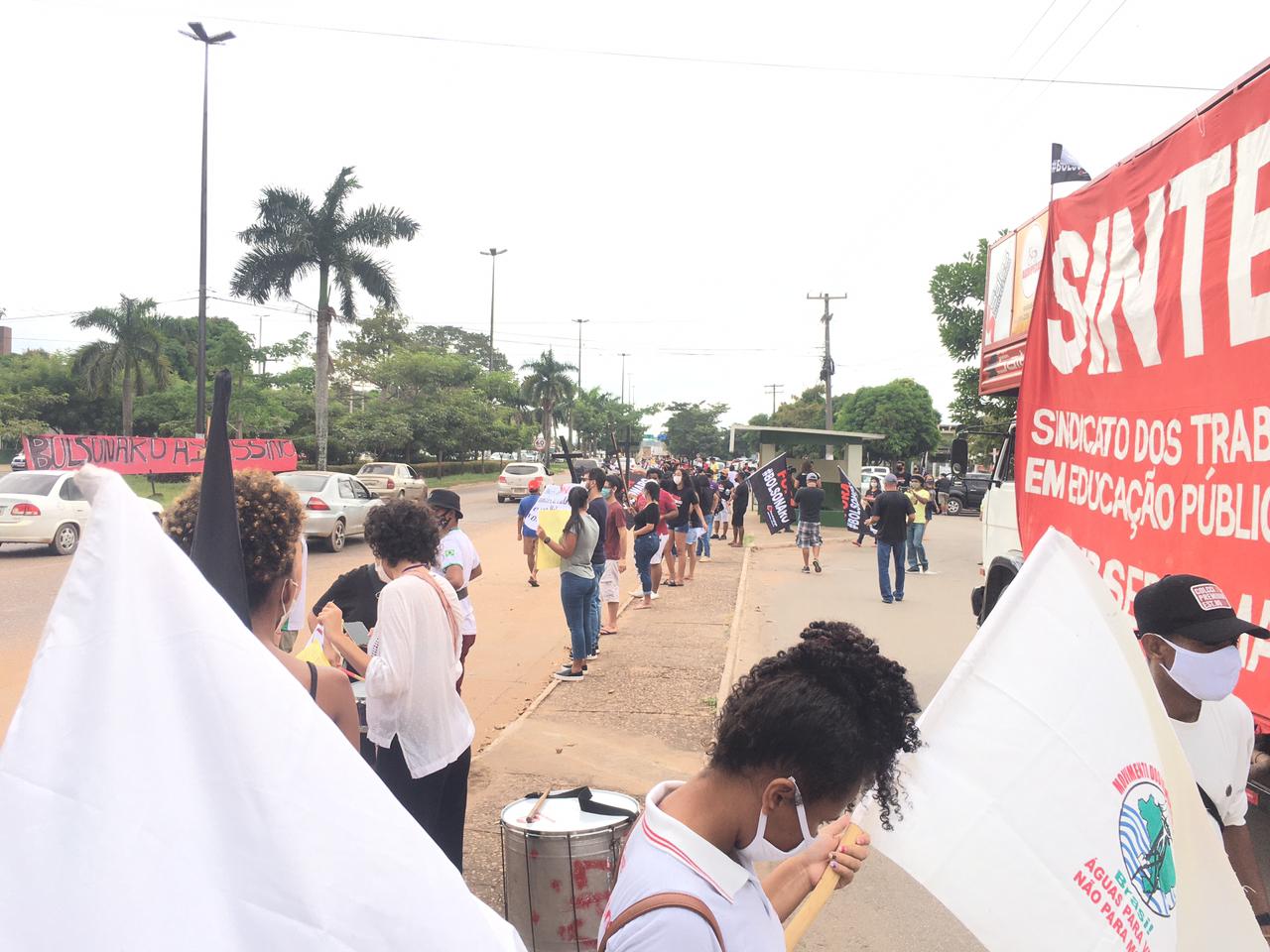 Centenas de manifestantes pedem impeachment de Bolsonaro em Marabá
