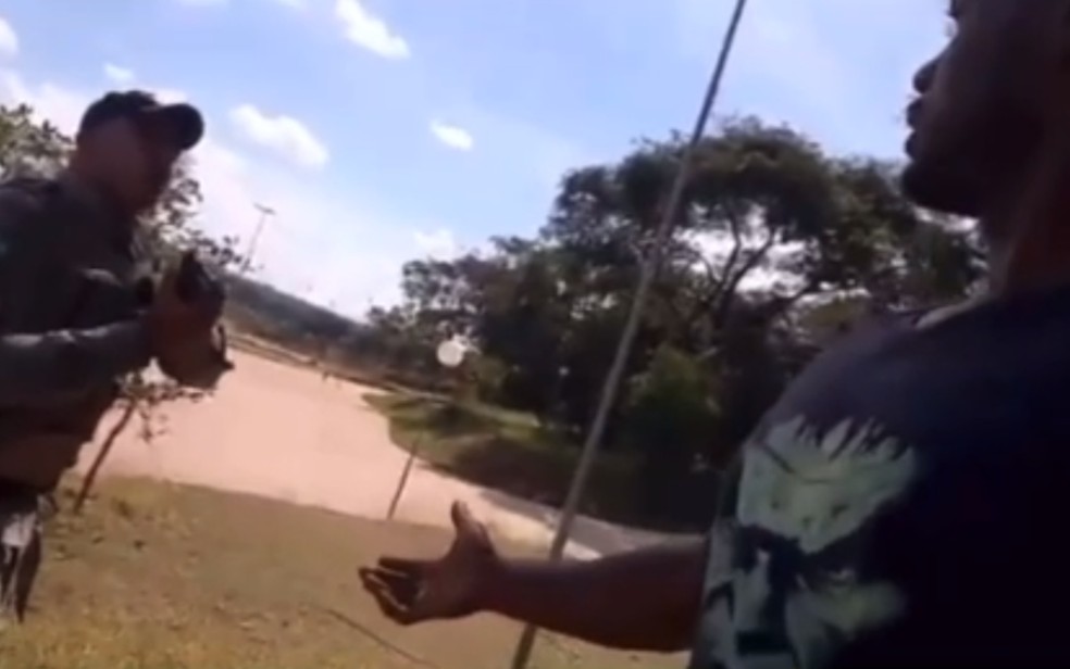 PMs apontam arma e algemam ciclista negro em parque