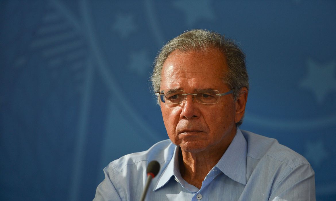 Live com Paulo Guedes tem invasão hacker e pornografia