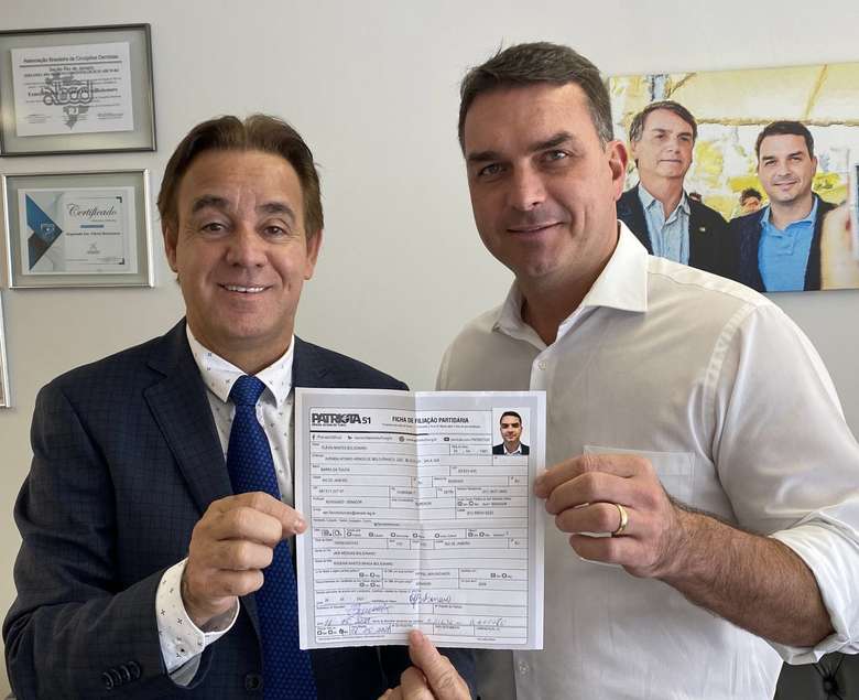 Flávio Bolsonaro se filia ao Patriota, e partido faz convite ao presidente