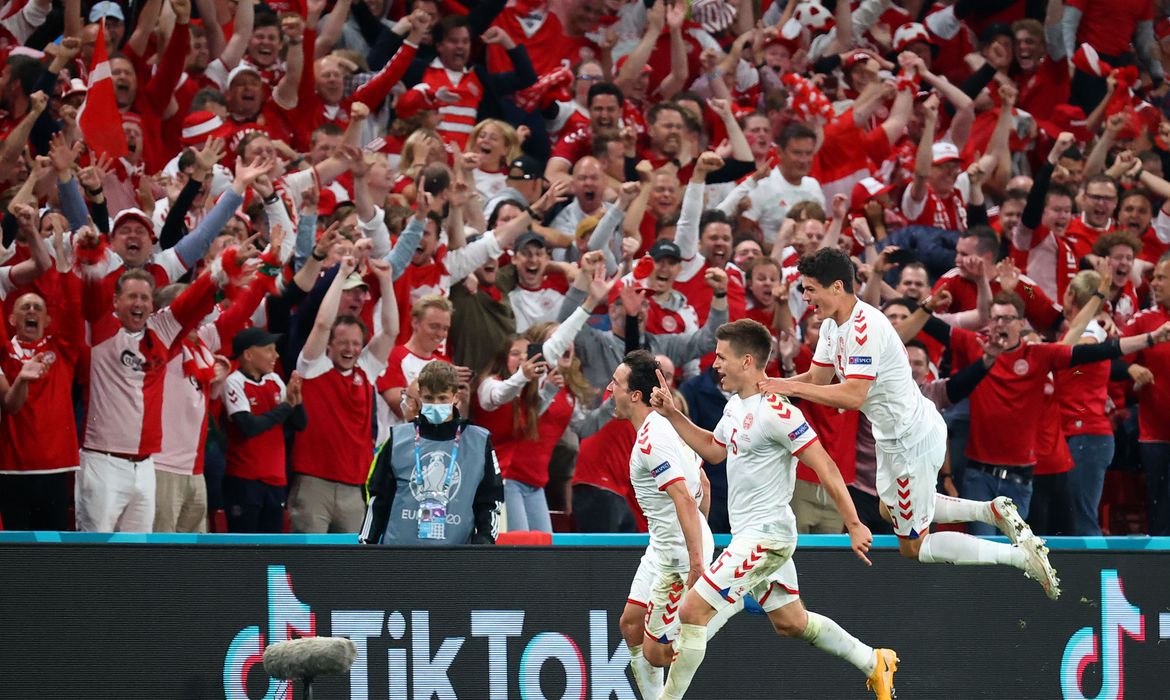 Dinamarca goleia Rússia e se garante nas oitavas da Eurocopa