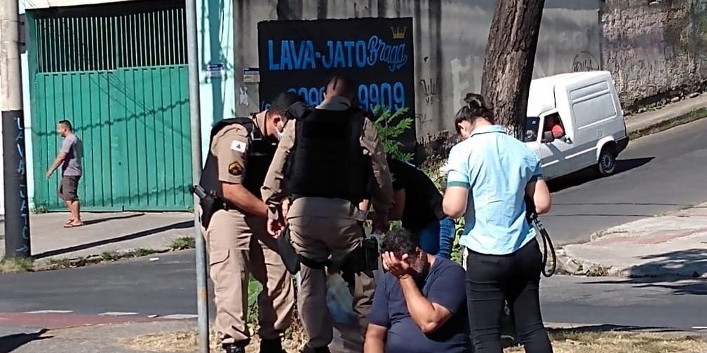 Policial causa revolta ao matar cachorro a tiros em via pública