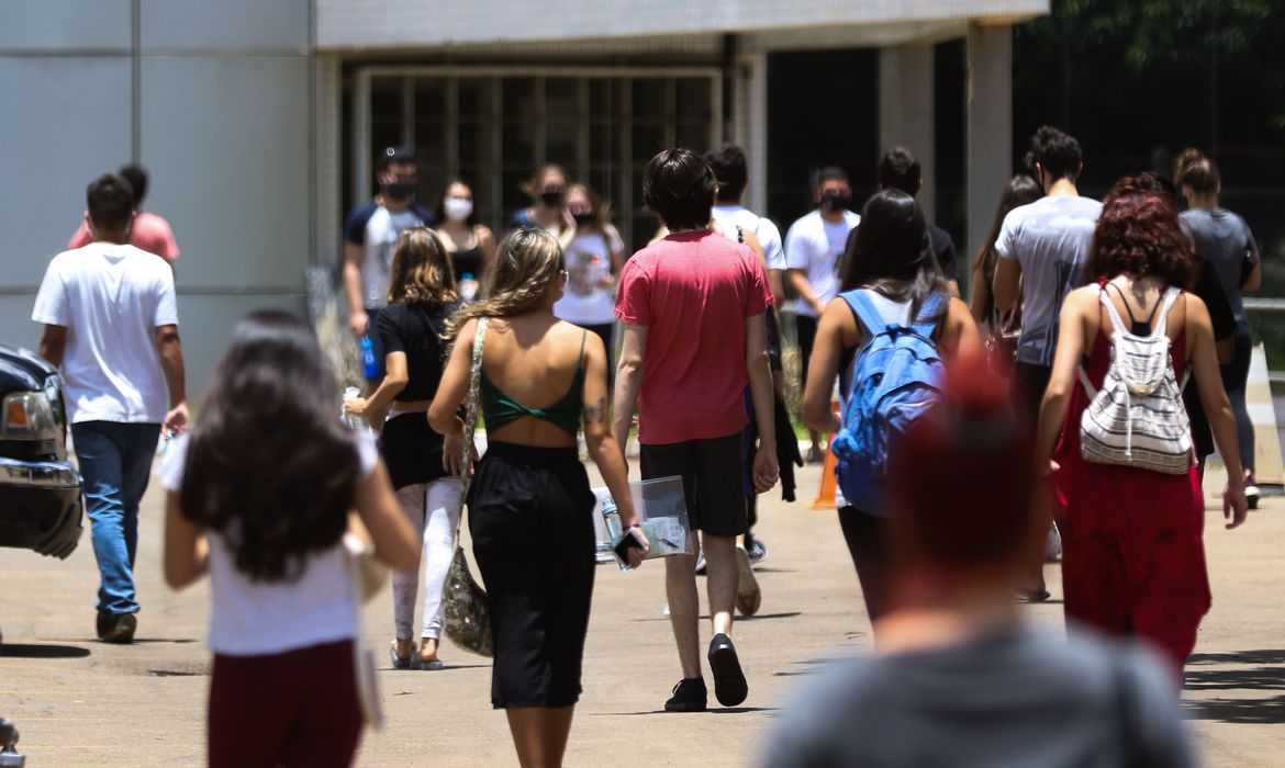 Ministro marca provas do Enem para 21 e 28 de novembro
