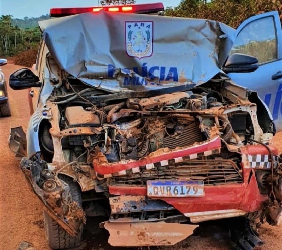 Viatura da PM “chapa” na traseira de caminhão em Jacareacanga