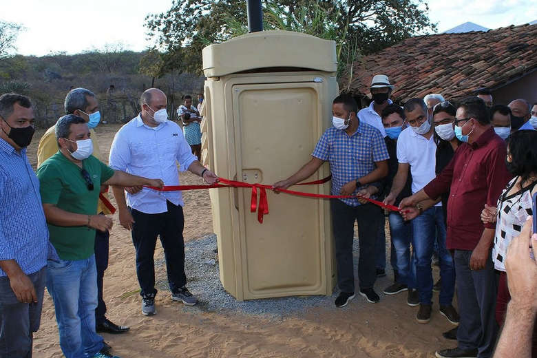 Prefeito gera polêmica com inauguração de banheiro químico