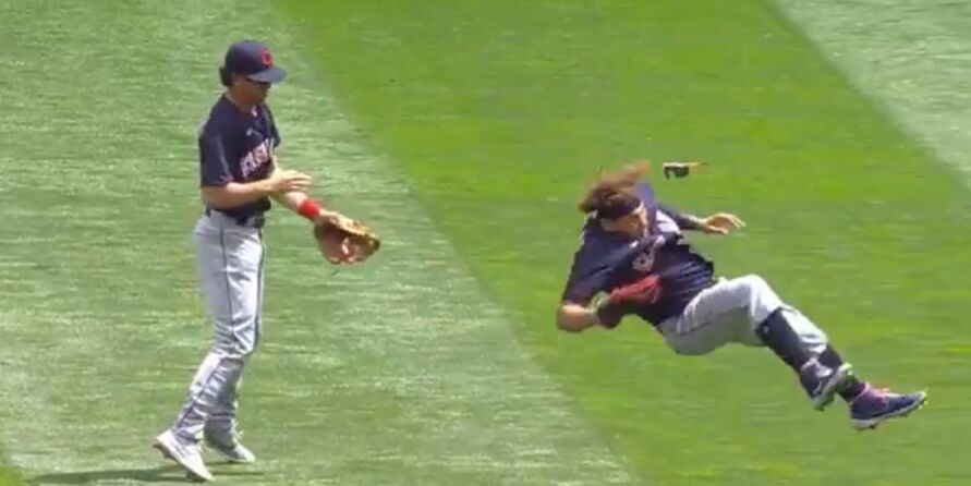 Jogador de beisebol tem fratura exposta após choque com colega de equipe