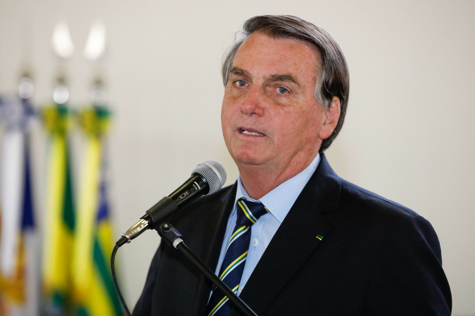 Bolsonaro é internado em Brasília com dores abdominais