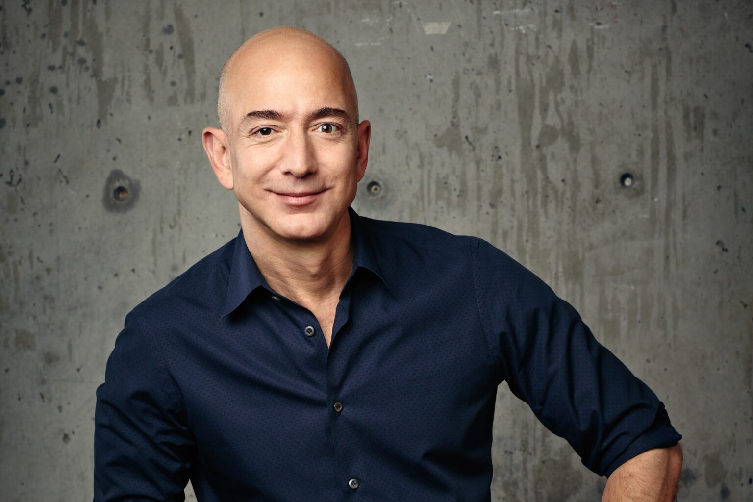 Bilionário Jeff Bezos faz 1ª viagem ao espaço em voo sem piloto