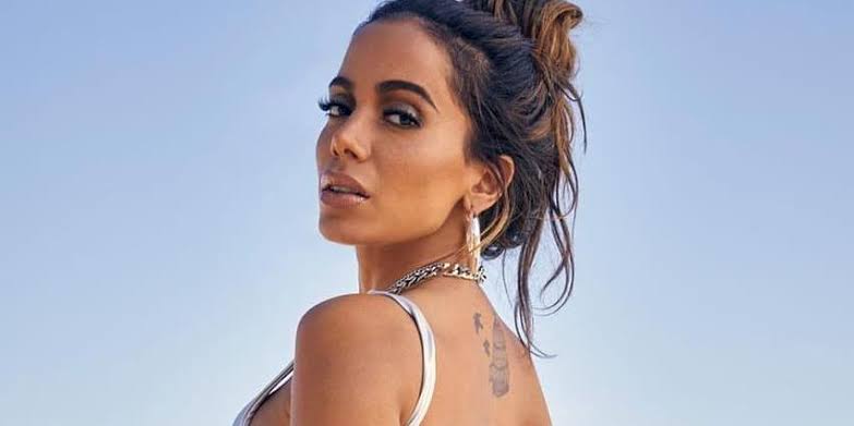 À milanesa, Anitta tem fotos publicadas em revista dos EUA