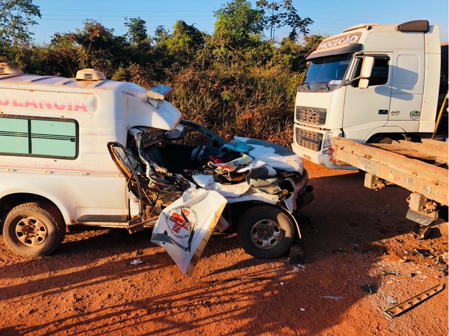 Colisão entre ambulância e caminhão mata mãe e deixa filho ferido na BR-230