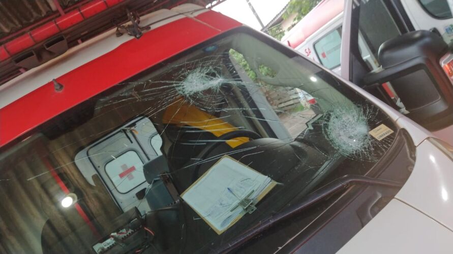 Homem tem surto psicótico e apedreja ambulância no Pará