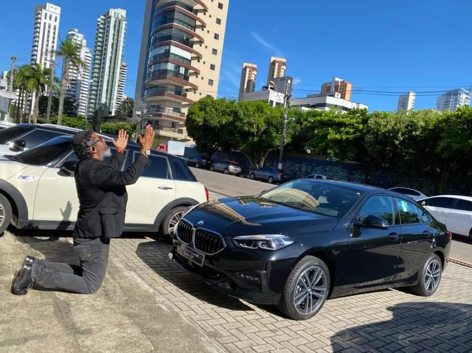 Sheik que invadiu shopping e ameaçou clientes é liberado após não conseguir pagar fiança