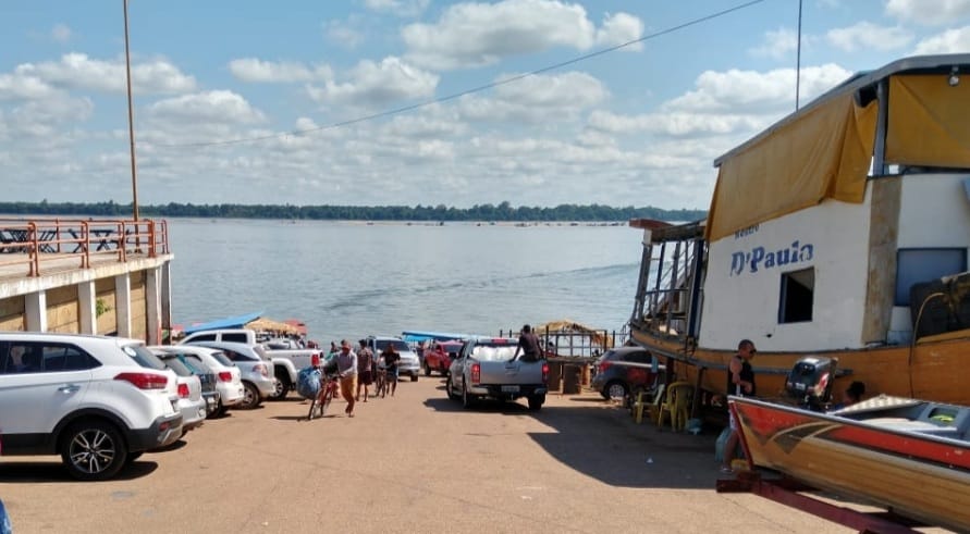 Banhistas reclamam de carros e barco na rampa de acesso à Praia do Tucunaré
