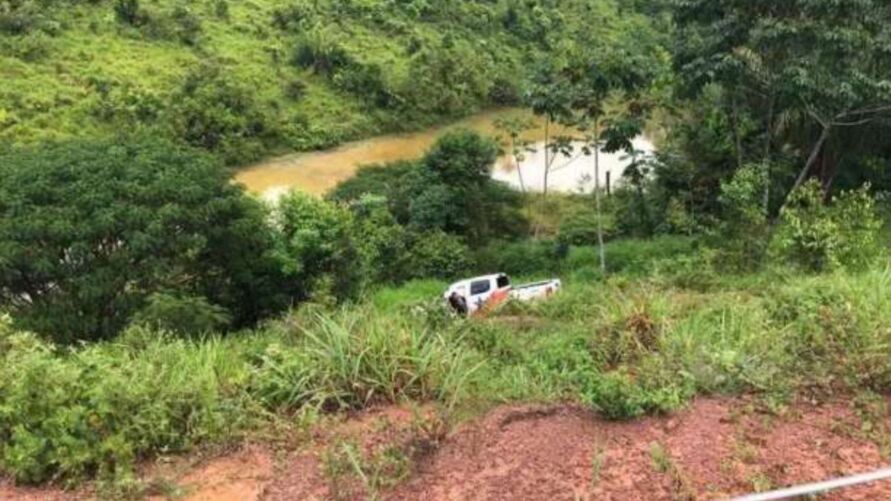 Carro da Sespa derrapa e capota na BR-163
