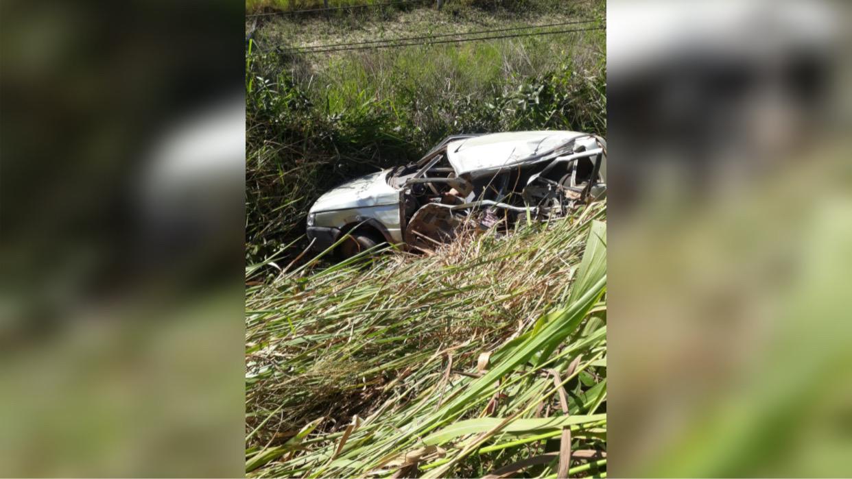 Grave acidente em curva deixa Fiat Uno destruído na BR-222