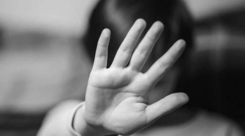 Polícia procura padrasto suspeito de estuprar a enteada de 7 anos