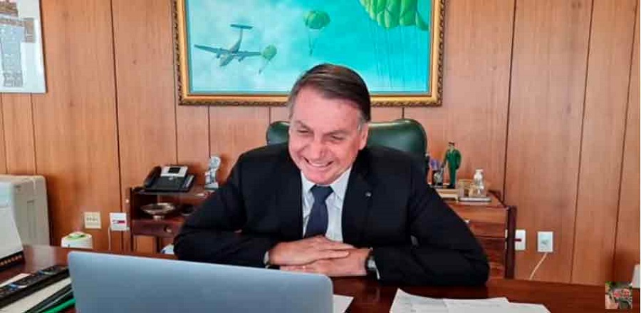 Bolsonaro dá risada e afirma que ivermectina “mata bichas”