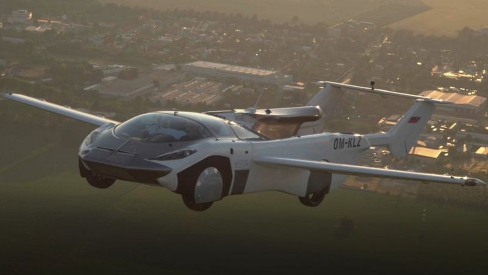 Carro voador completa teste com voo entre dois aeroportos