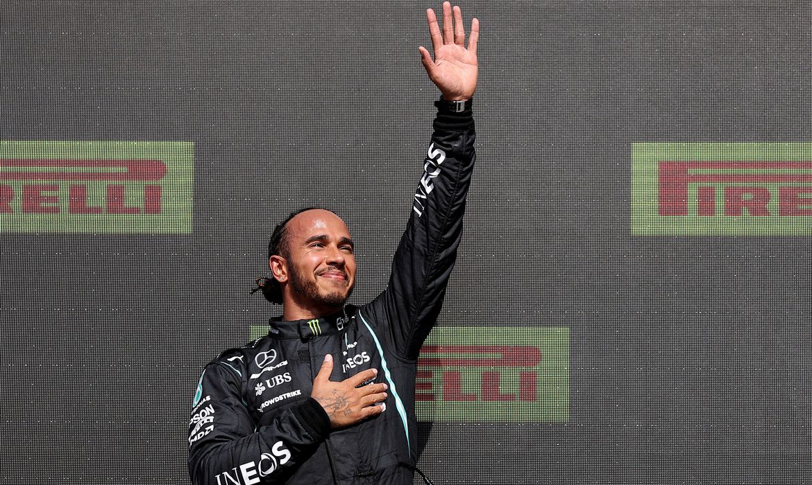 Hamilton é vítima de ofensas racistas após GP da Inglaterra