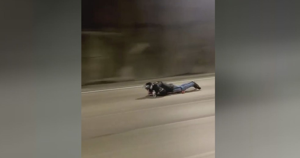 Grupo se arrisca e desce rodovia em carrinhos de rolimã