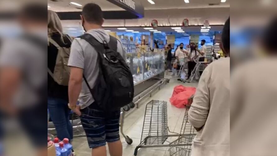 Supermercado cobre corpo de cliente morta e segue funcionando normalmente