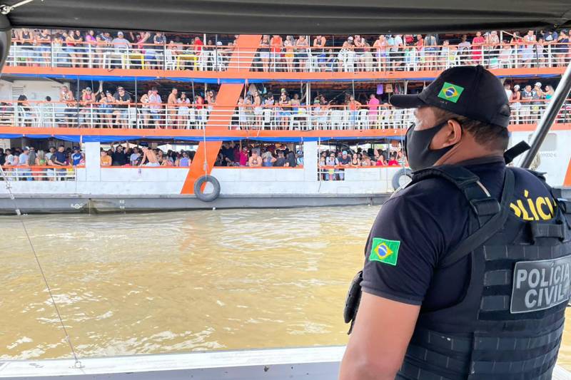 Barco com 1,6 mil pessoas é apreendido antes de chegar em festa