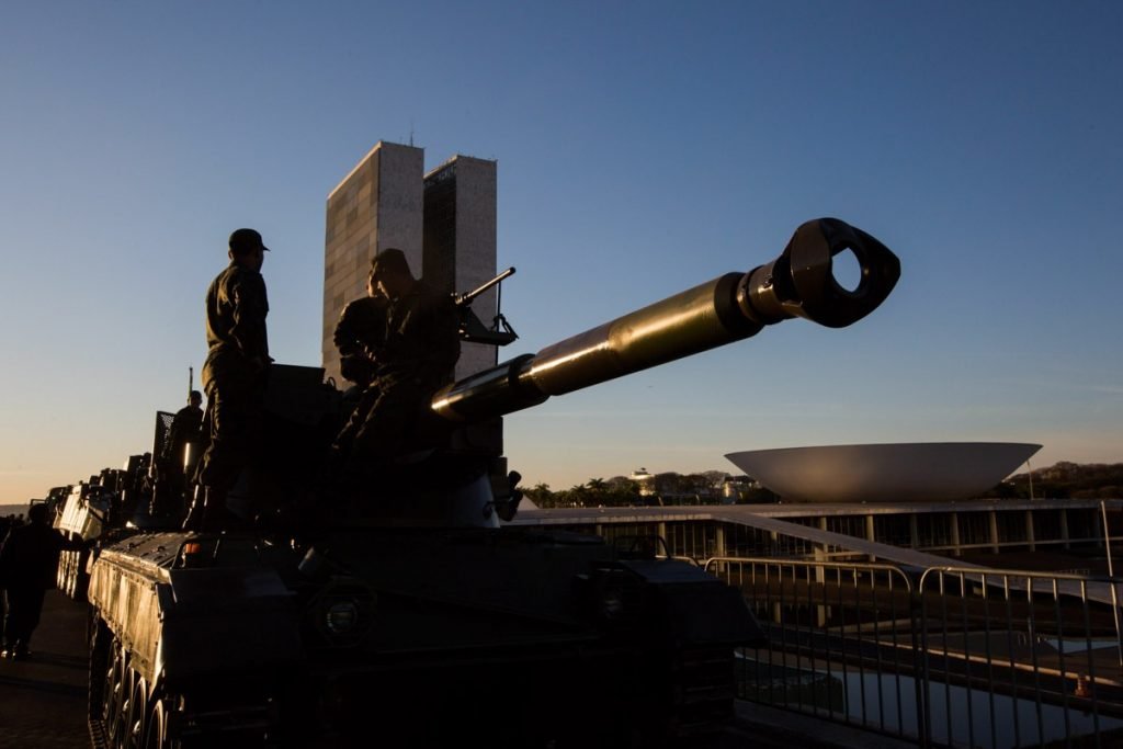 Web convoca Luciano Huck após desfile militar virar “show de lata velha”
