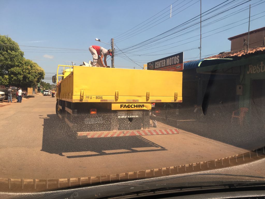 Caminhões de entrega embaraçam trânsito na área urbana de Marabá