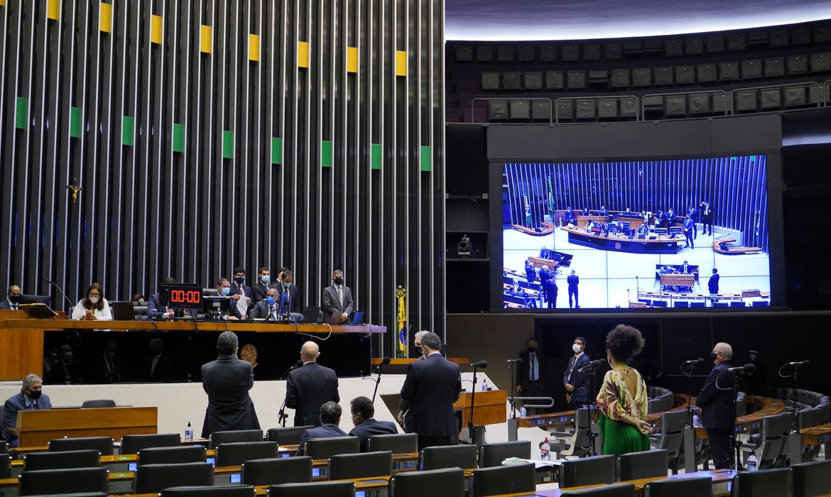 Câmara aprova texto-base da PEC da reforma eleitoral