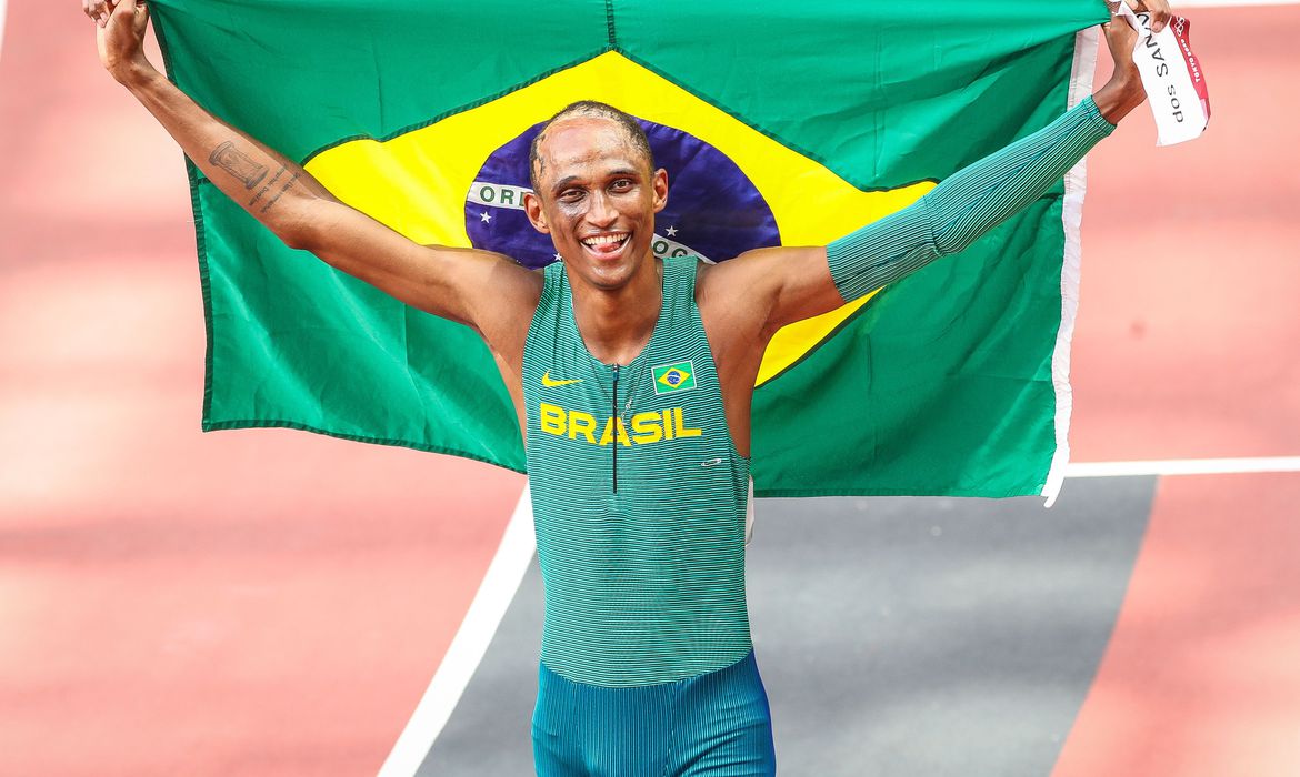 Alison dos Santos leva medalha de bronze em final contra melhores da história