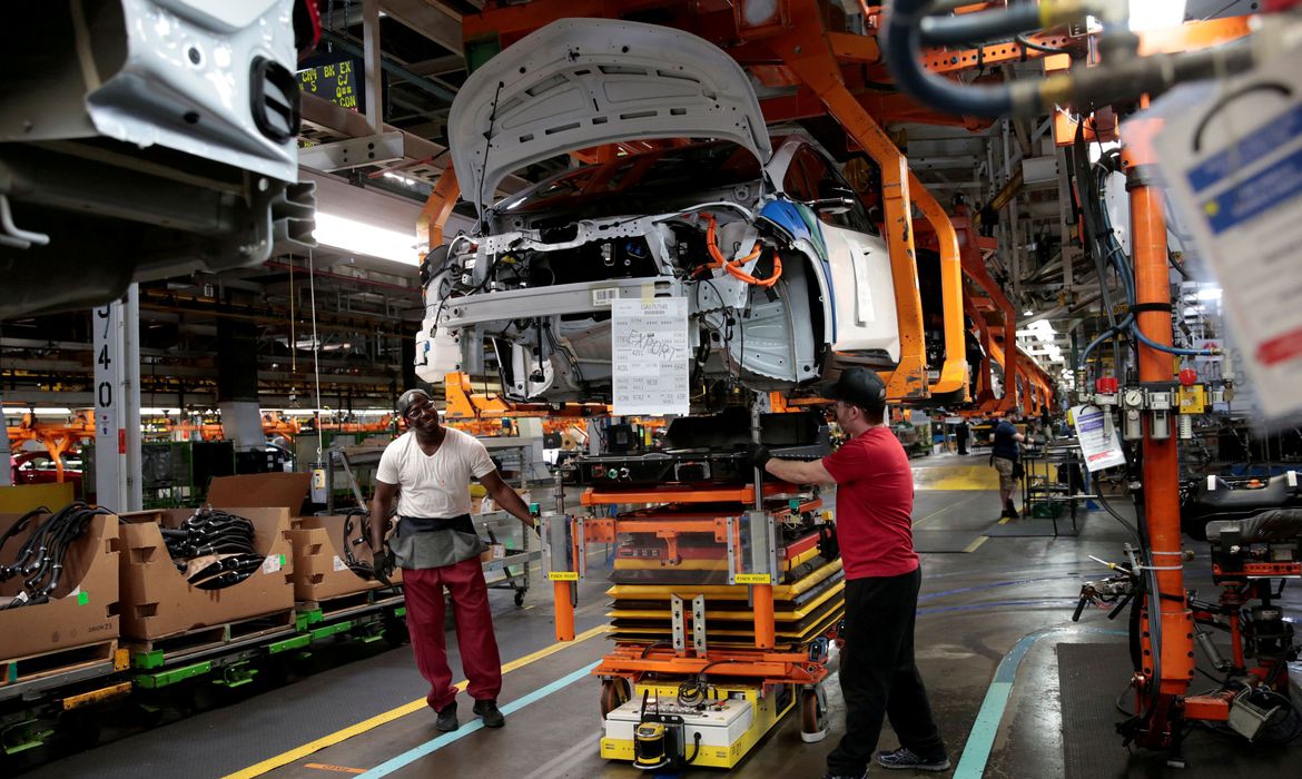 Produção de veículos recua 4,2% em julho por falta de peças na indústria