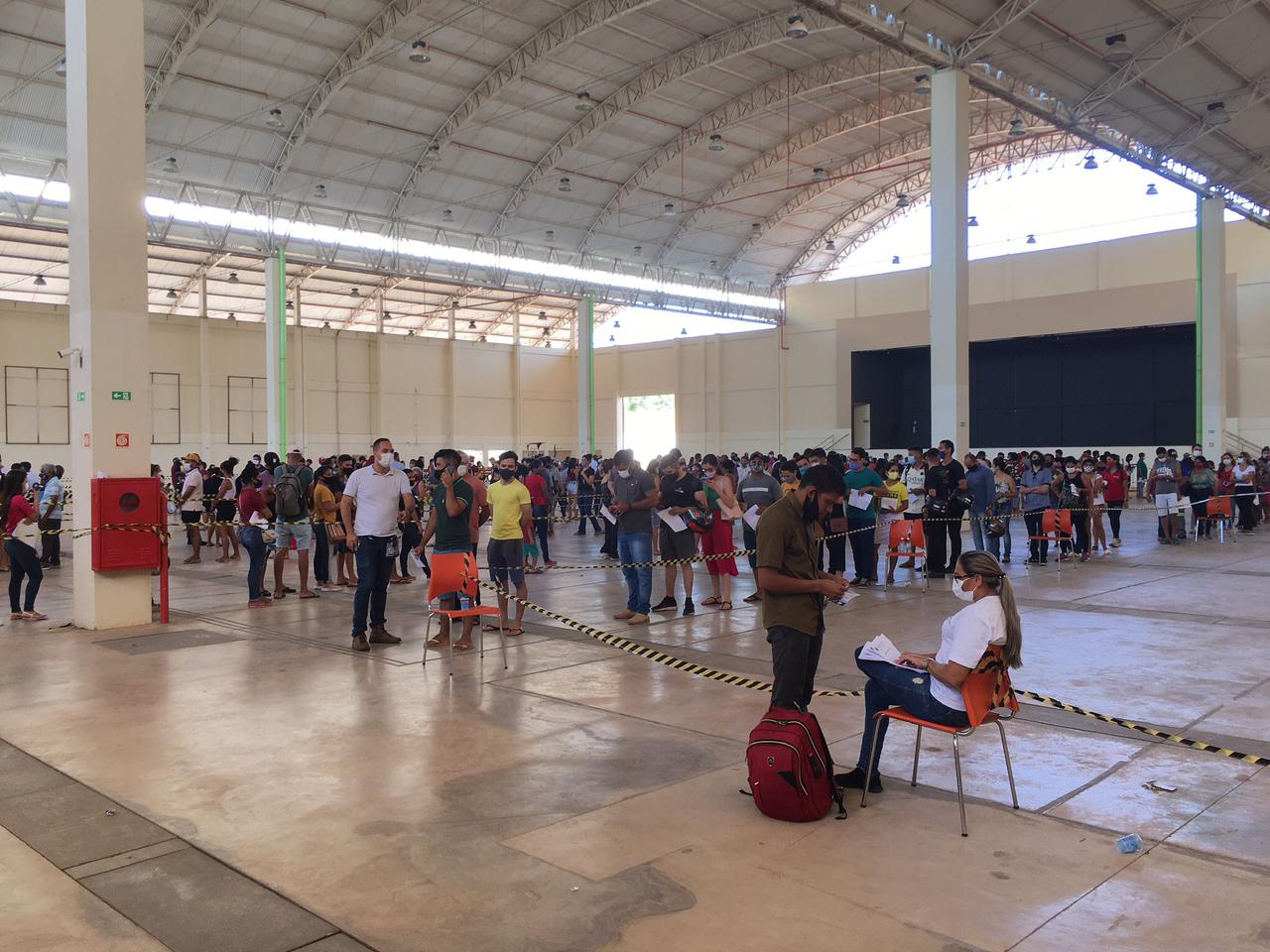 Jovens lotam Centro de Convenções à procura de vacina contra covid-19