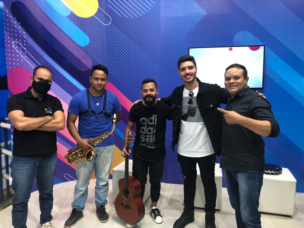 Sertanejo Wesley Nunes antecipa show em programa na internet