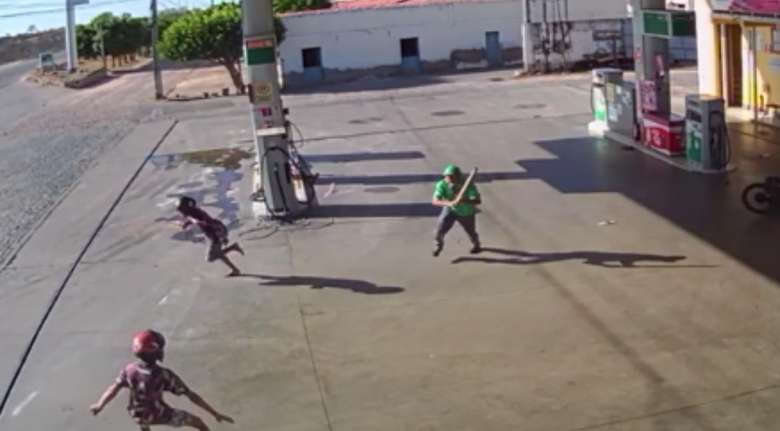VÍDEO: Frentista ataca assaltantes a pauladas e toma a moto dos suspeitos no nordeste do Pará