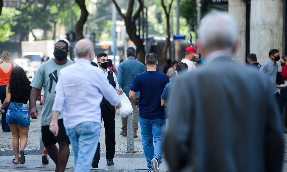 Média de mortes por covid-19 no Brasil cai 32% em um mês