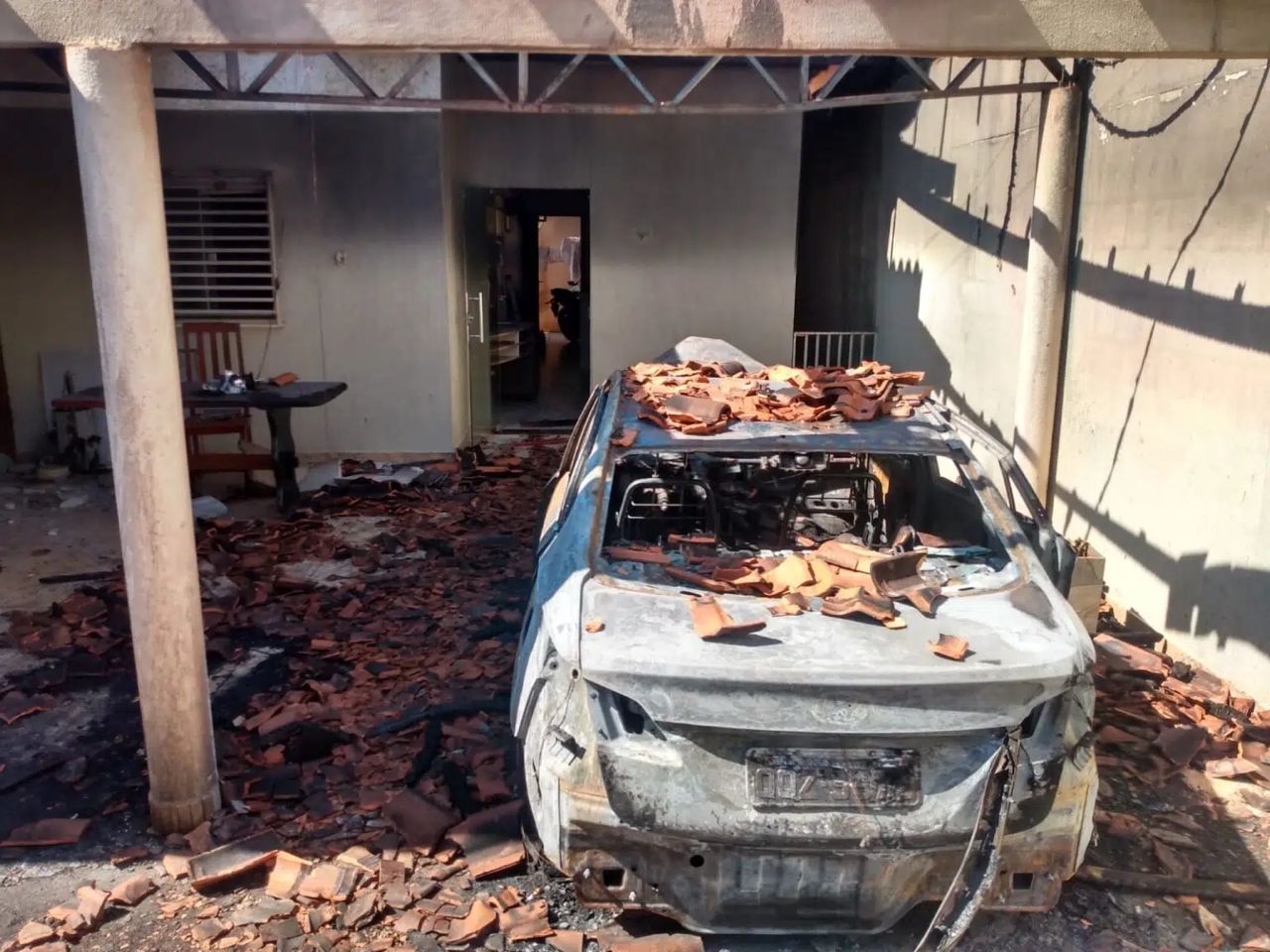 Fogo em transformador destrói automóvel e quase termina em morte
