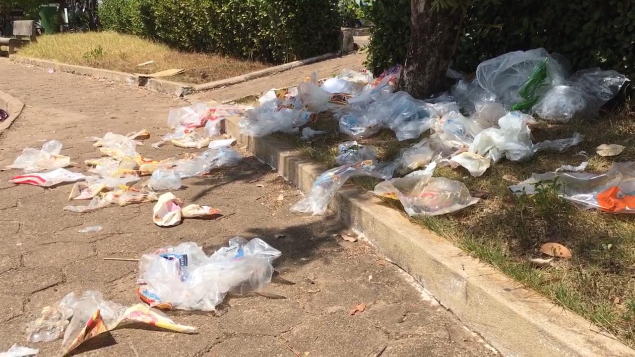 Lixo em calçadas no centro da Nova Marabá incomoda pedestres