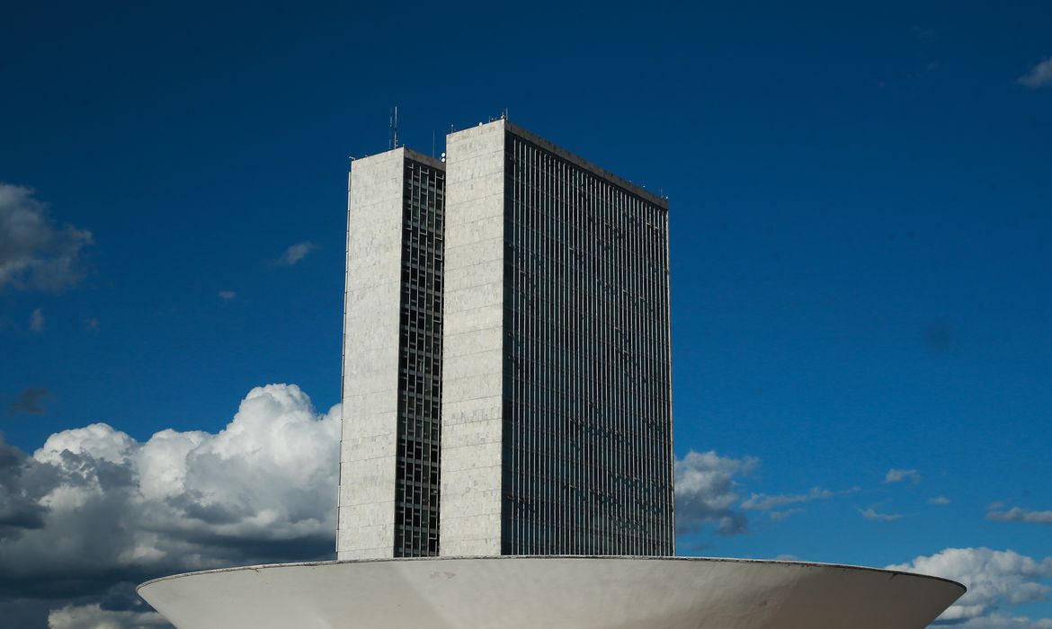 Bandeira de Bolsonaro, PEC do voto impresso é rejeitada em comissão da Câmara