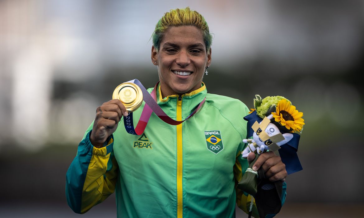 Ana Marcela Cunha garante ouro na maratona aquática