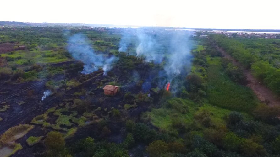 Incêndio criminoso atinge casas de madeira e gera coluna de fumaça em Marabá