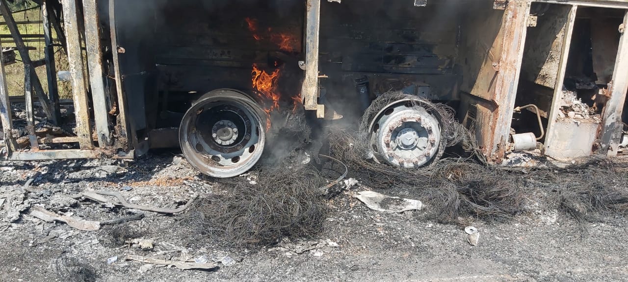 Fogo destrói ônibus na BR-230 próximo a Marabá