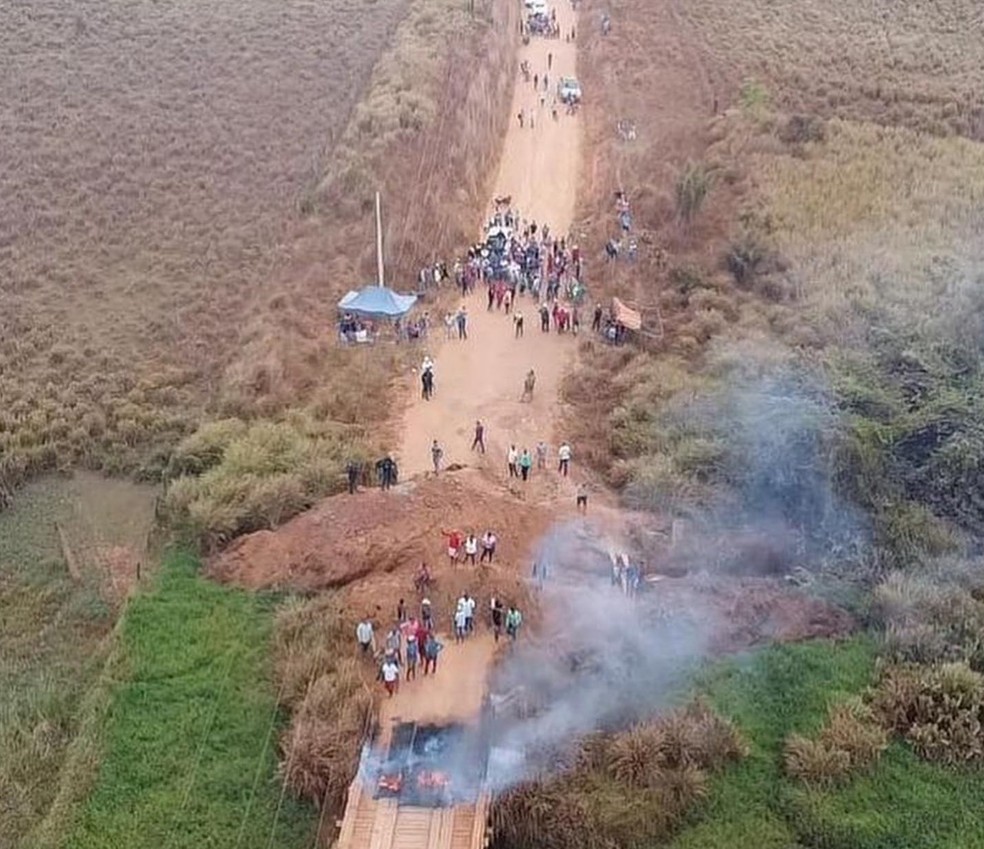 Garimpeiros bloqueiam rodovia para impedir comboio das Forças Armadas em operação no Pará