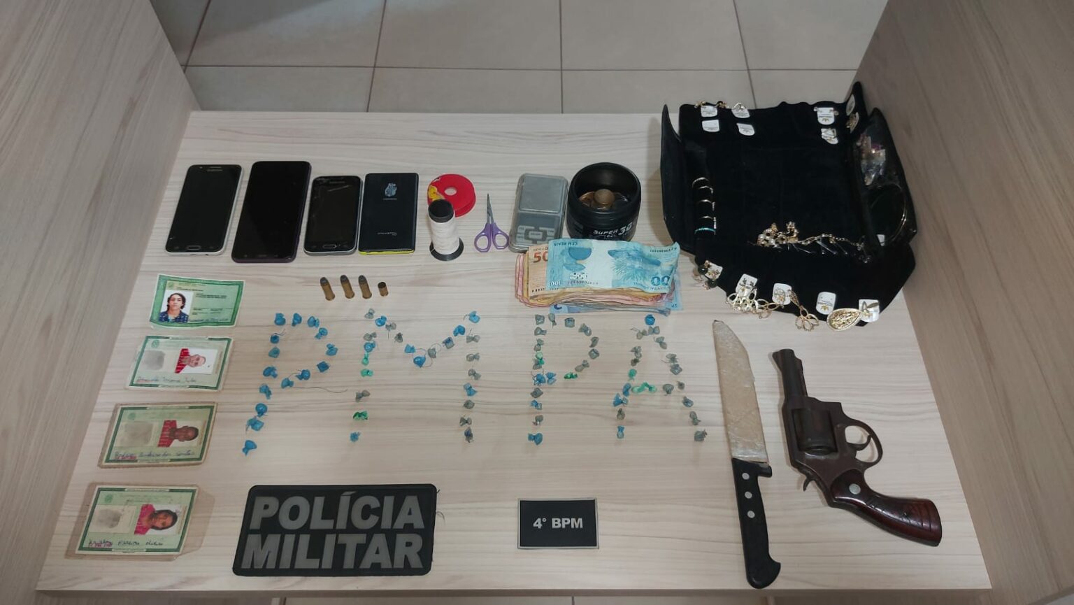 Dupla é detida com joias, droga e armas em Marabá