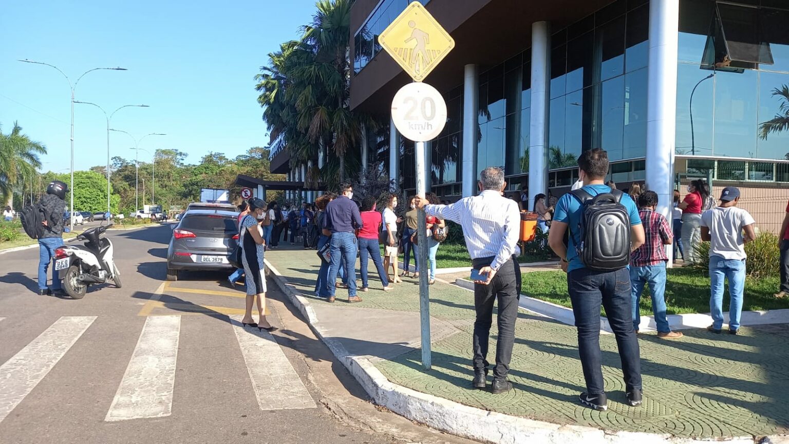 Moradores de cinco bairros ocupam Prefeitura de Parauapebas